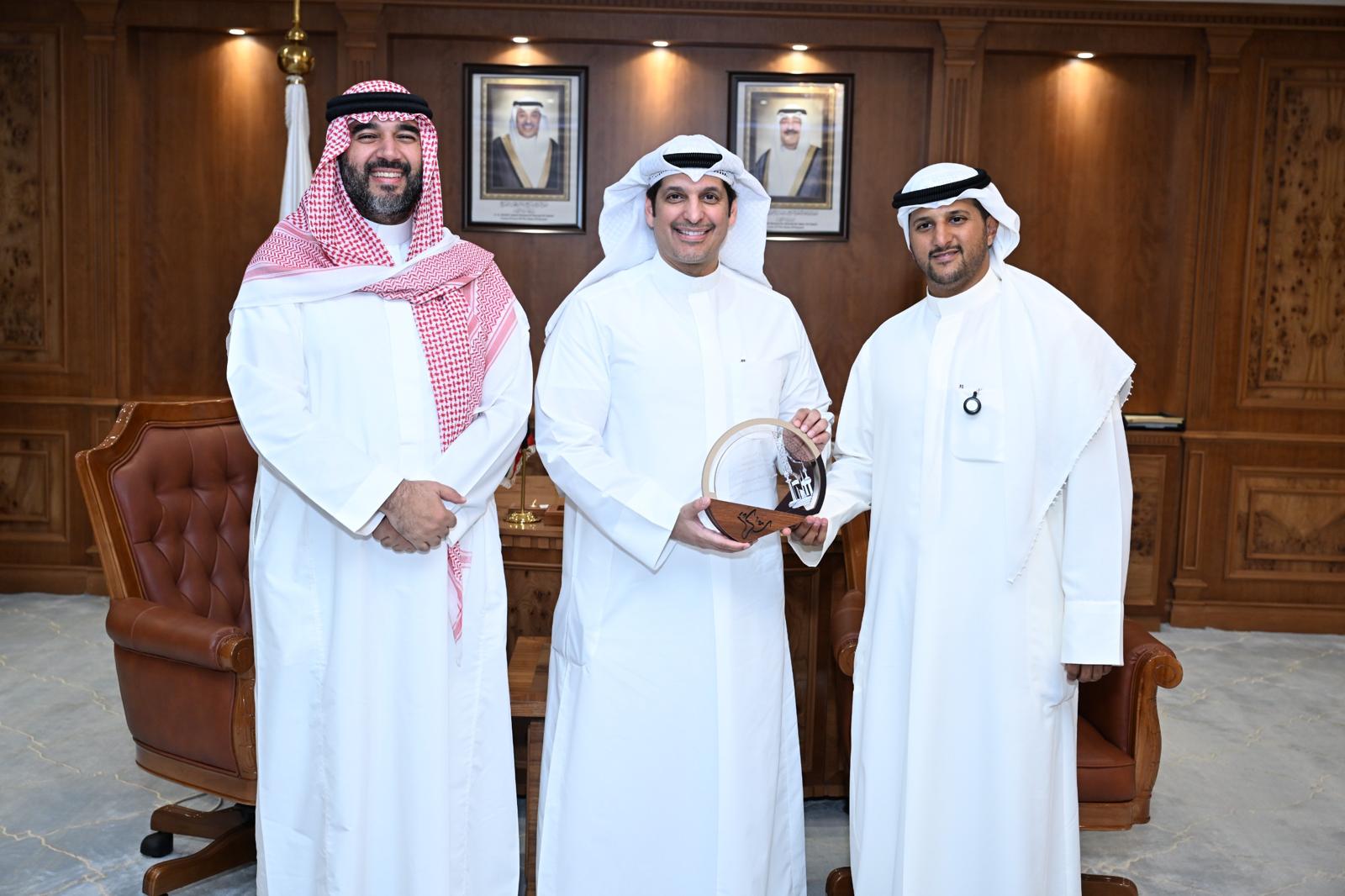 وزير الإعلام والثقافة ووزير الدولة لشؤون الشباب عبدالرحمن المطيري يستقبل رئيس الاتحادين (العربي) و(السعودي) للرياضات الإلكترونية الأمير فيصل بن بندر آل سعود