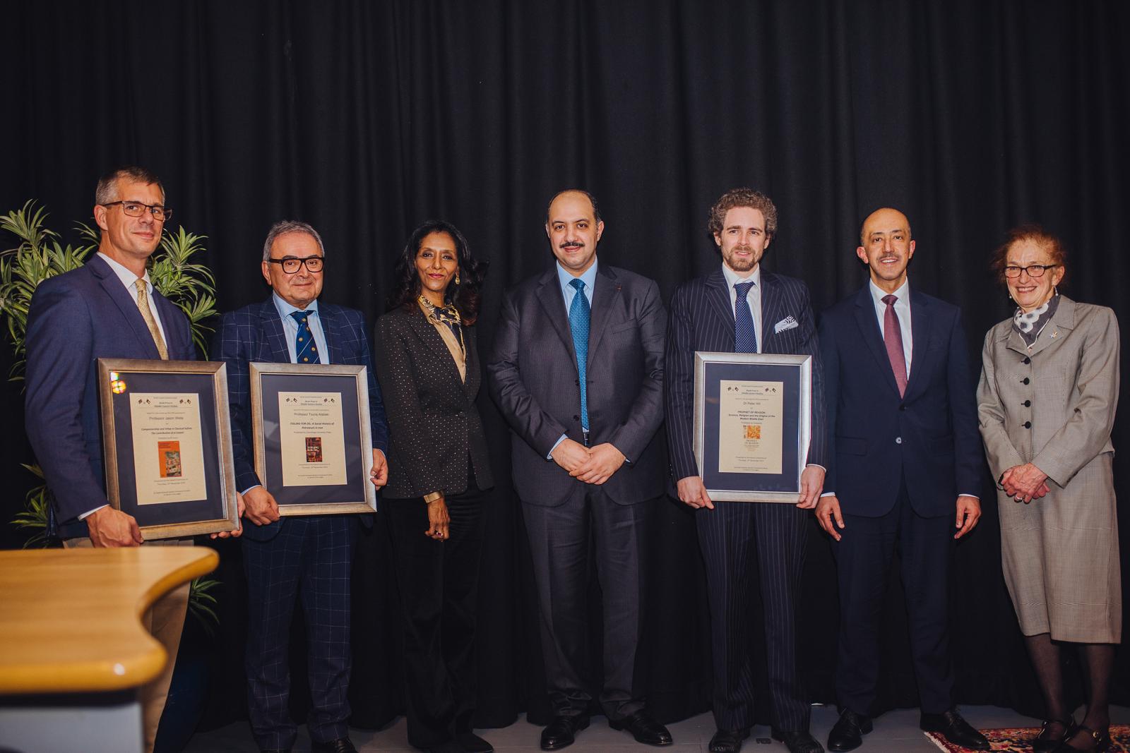 رئيسة لجنة التحكيم السفيرة فرانسيس غاي والسفير بدر المنيخ وممثل المبرة الشيخ مبارك عبدالله الصباح ورئيسة جامعة الدراسات الشرق أوسطية والأفريقية (سواس) زينب بدوي مع الفائزين