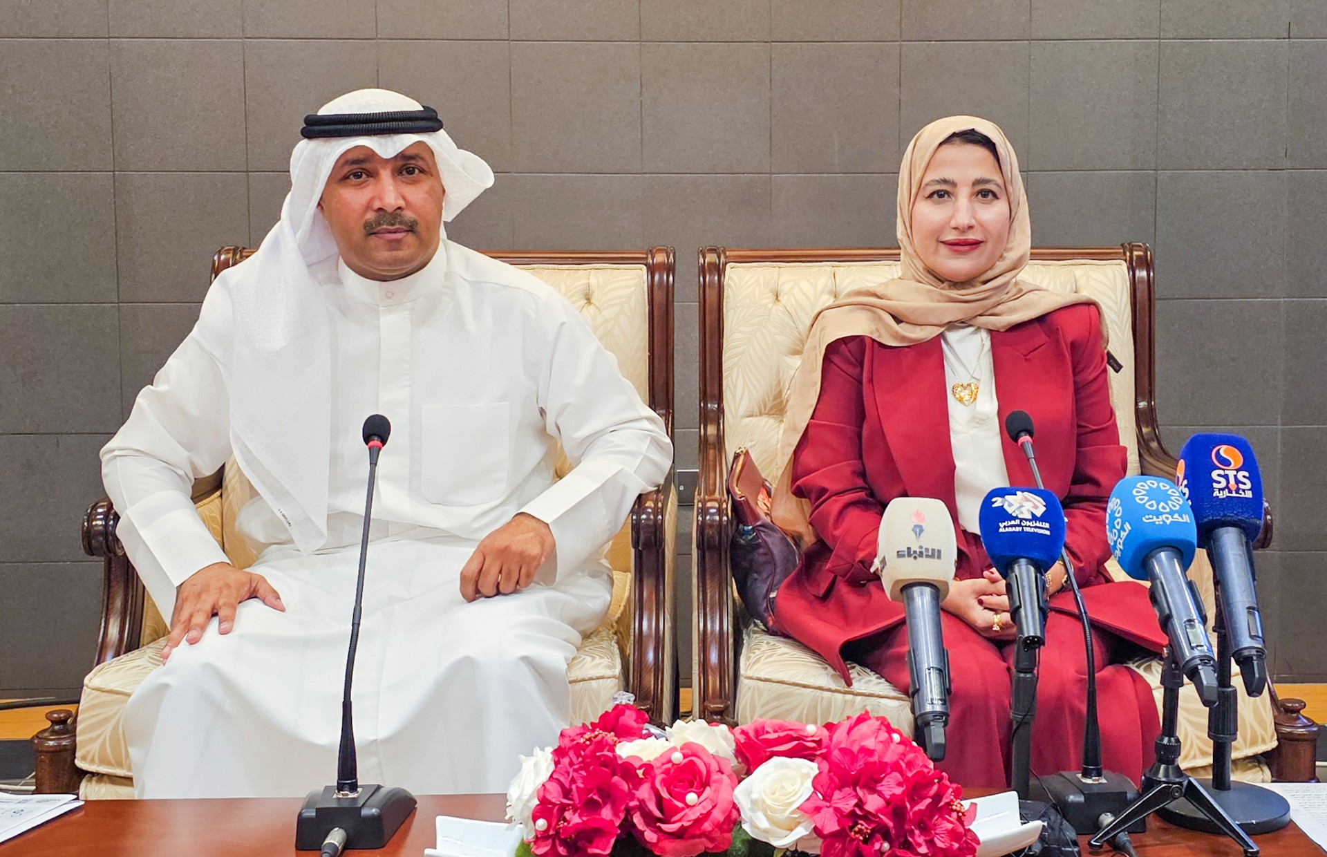 عائشة المحمود وخليفة الرباح خلال المؤتمر