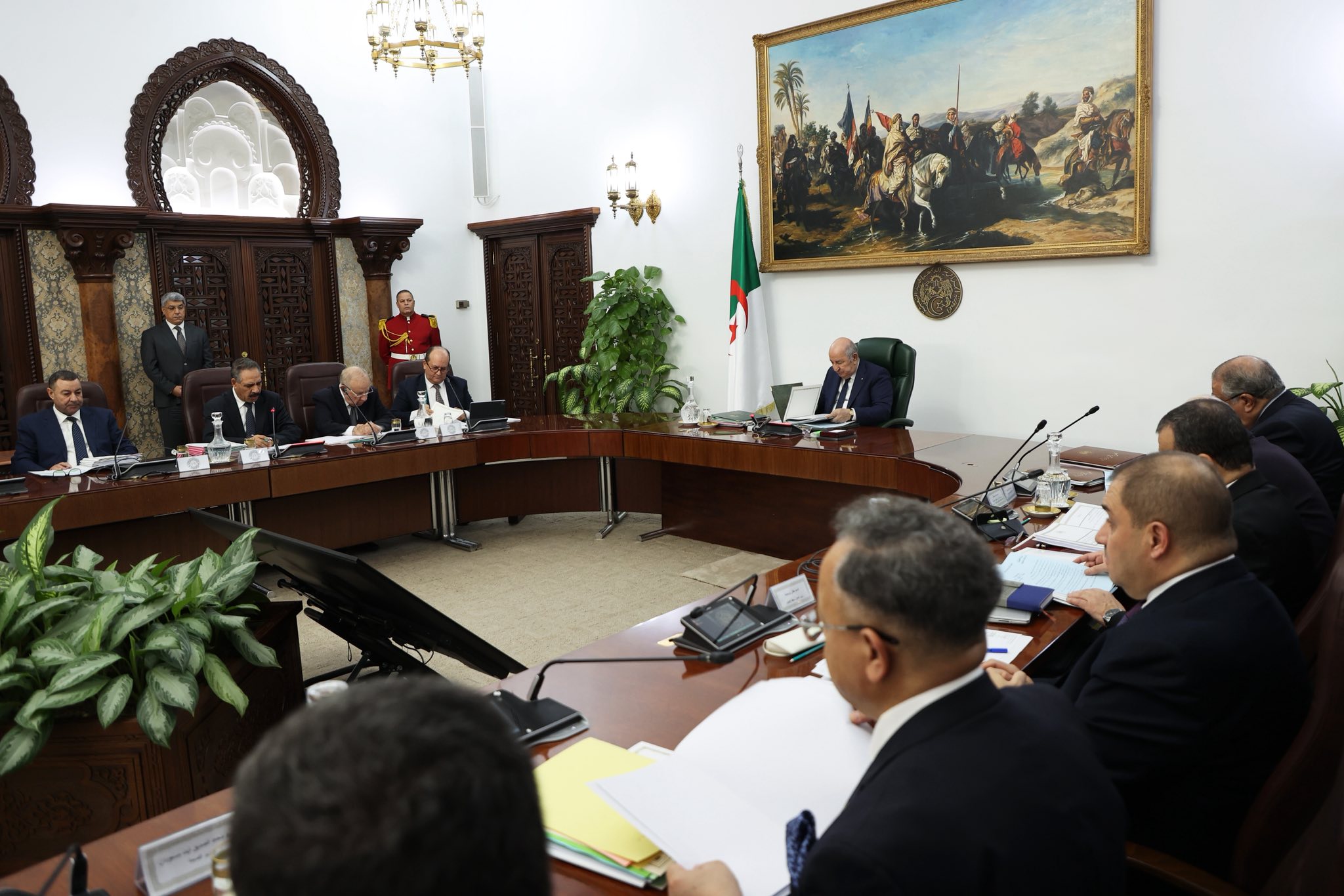 الرئيس الجزائري عبدالمجيد تبون خلال اجتماع لمجلس الوزراء