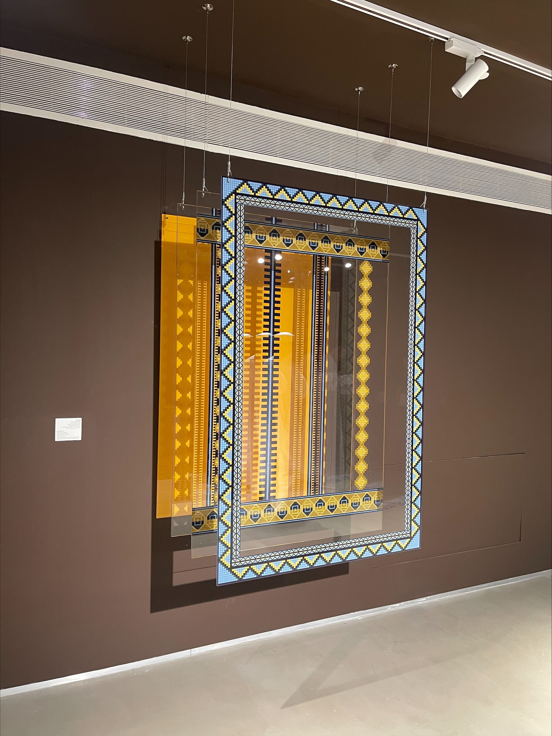 تركيب السدو بالالوان المستوحاه من الوان التراث الاماراتي بشكل زجاجي
