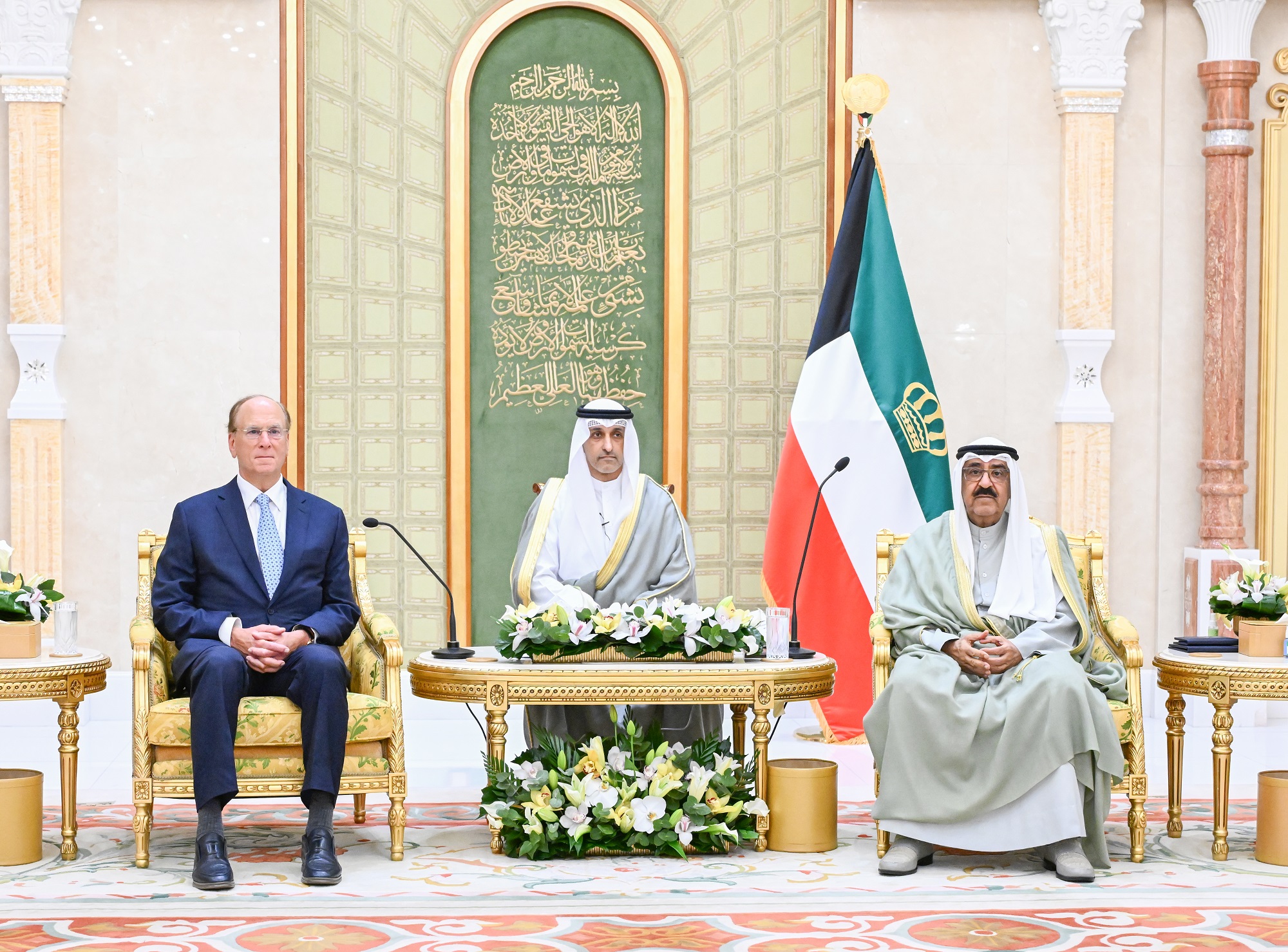 Son Altesse l’Emir Cheikh Mechaal Al-Ahmad Al-Jaber Al-Sabah recevant le PDG de BlackRock, Larry Fink.