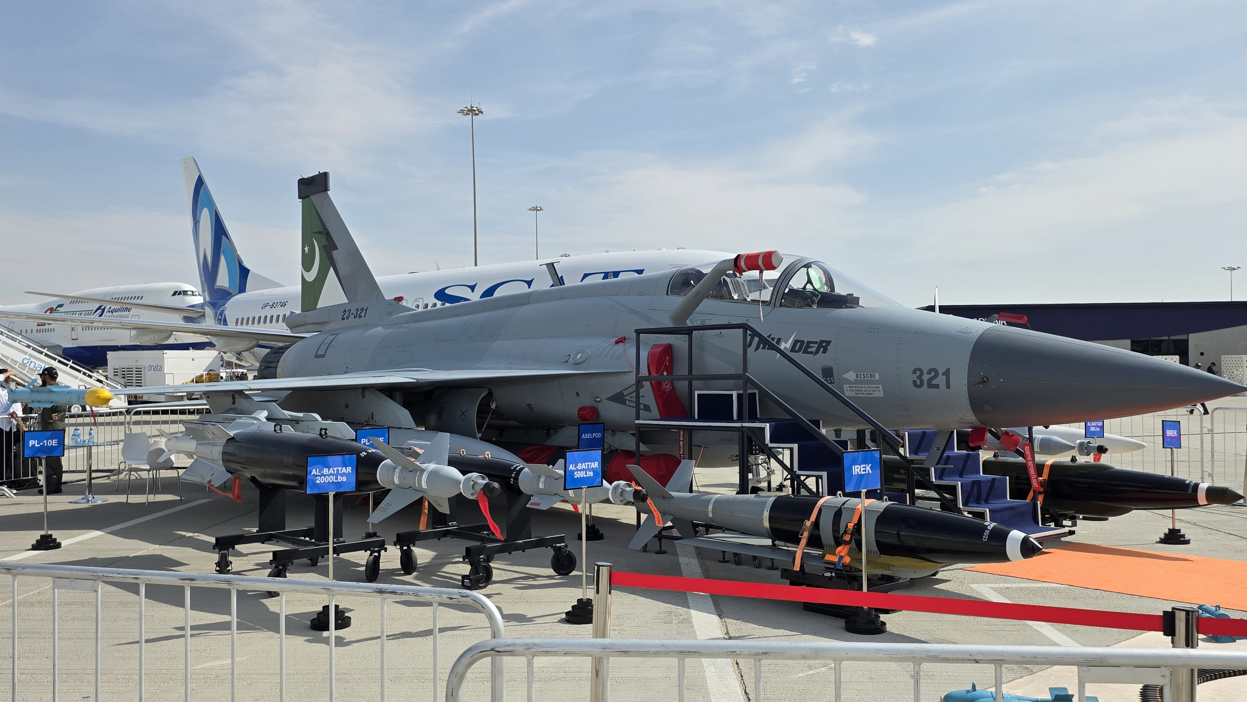 Un avion de chasse pakistanais exposé au salon.
