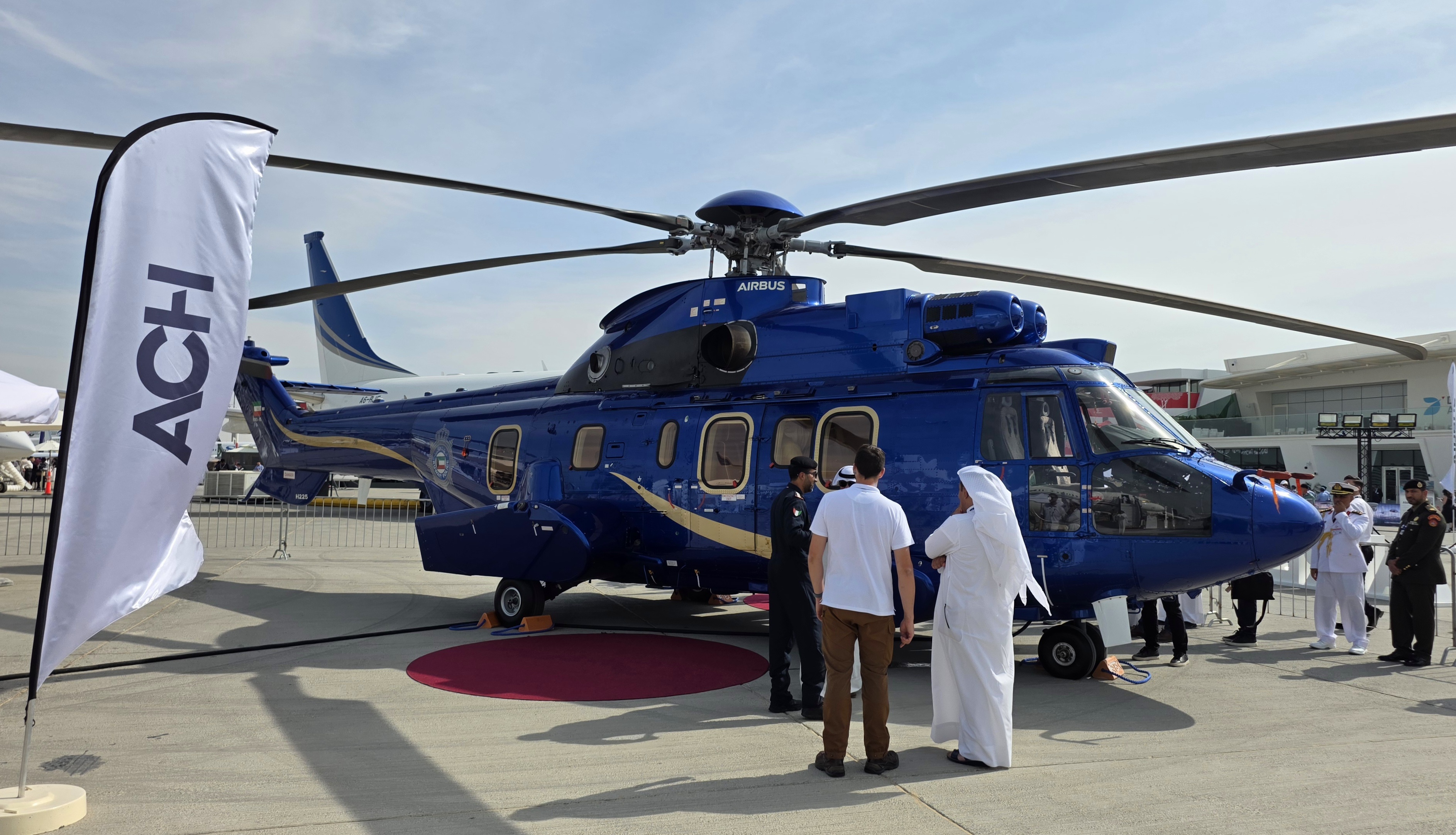 الطائرة العمودية التابعة لوزارة الداخلية الكويتية ضمن مشاركة دولة الكويت في معرض دبي للطيران