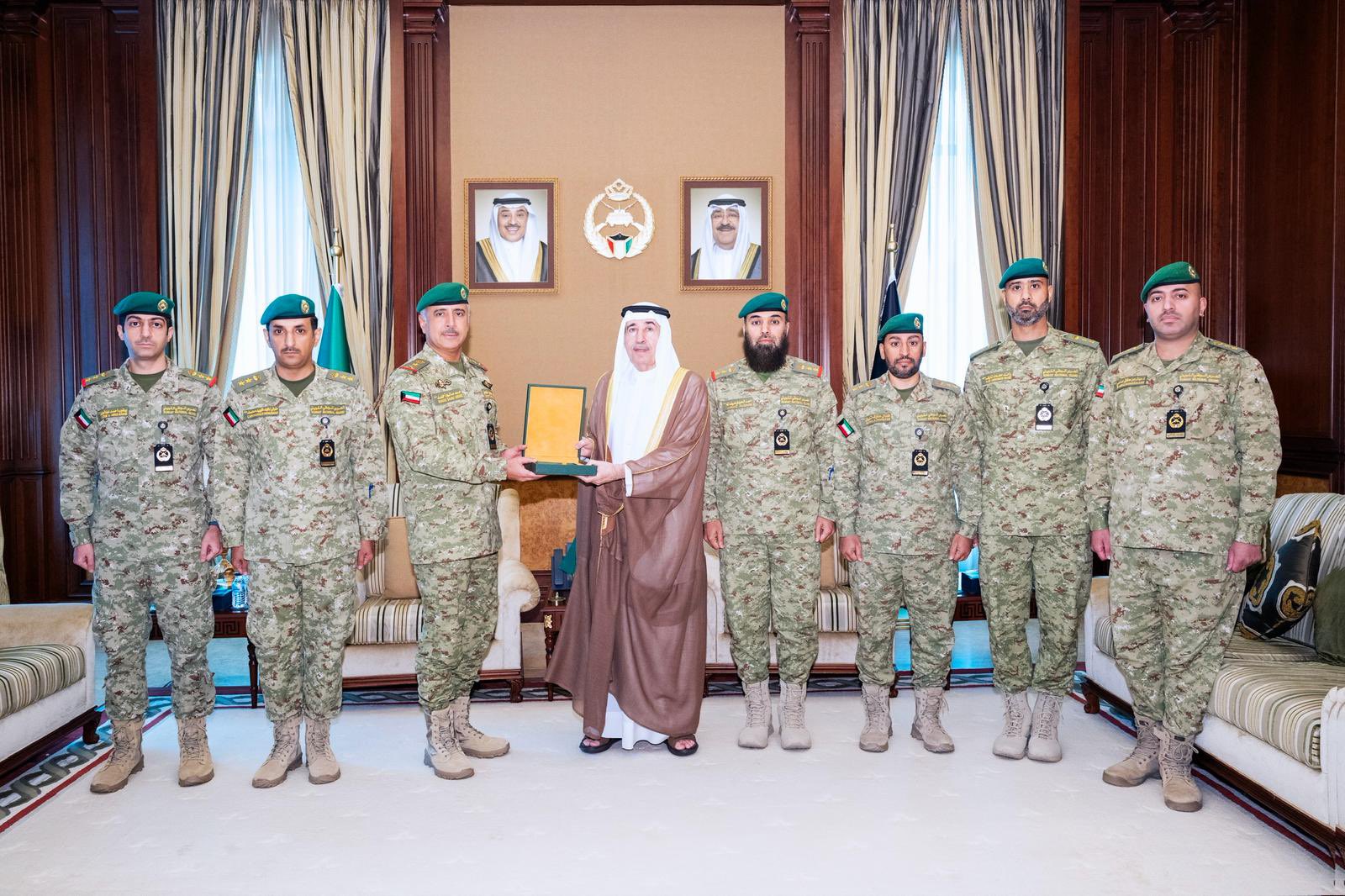 رئيس الحرس الوطني يتسلم نسخة من الدليل الإجرائي للحوكمة المؤسسية