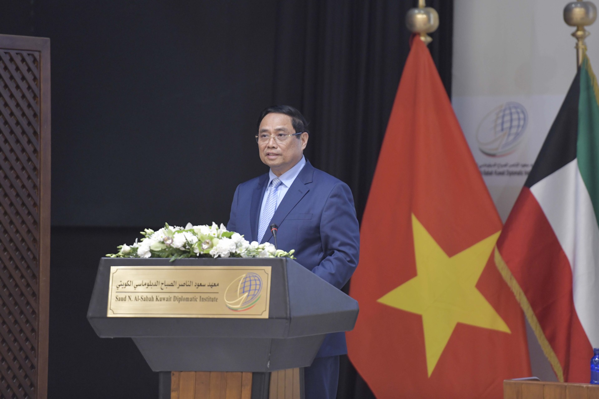رئيس وزراء جمهورية فيتنام فام مينه تشينه خلال إلقاءه كلمة في معهد سعود الناصر الصباح الدبلوماسي