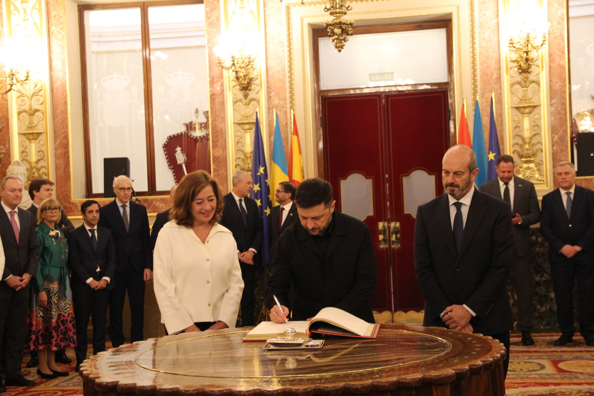 Ukrainian President signs in the congress' guestbook