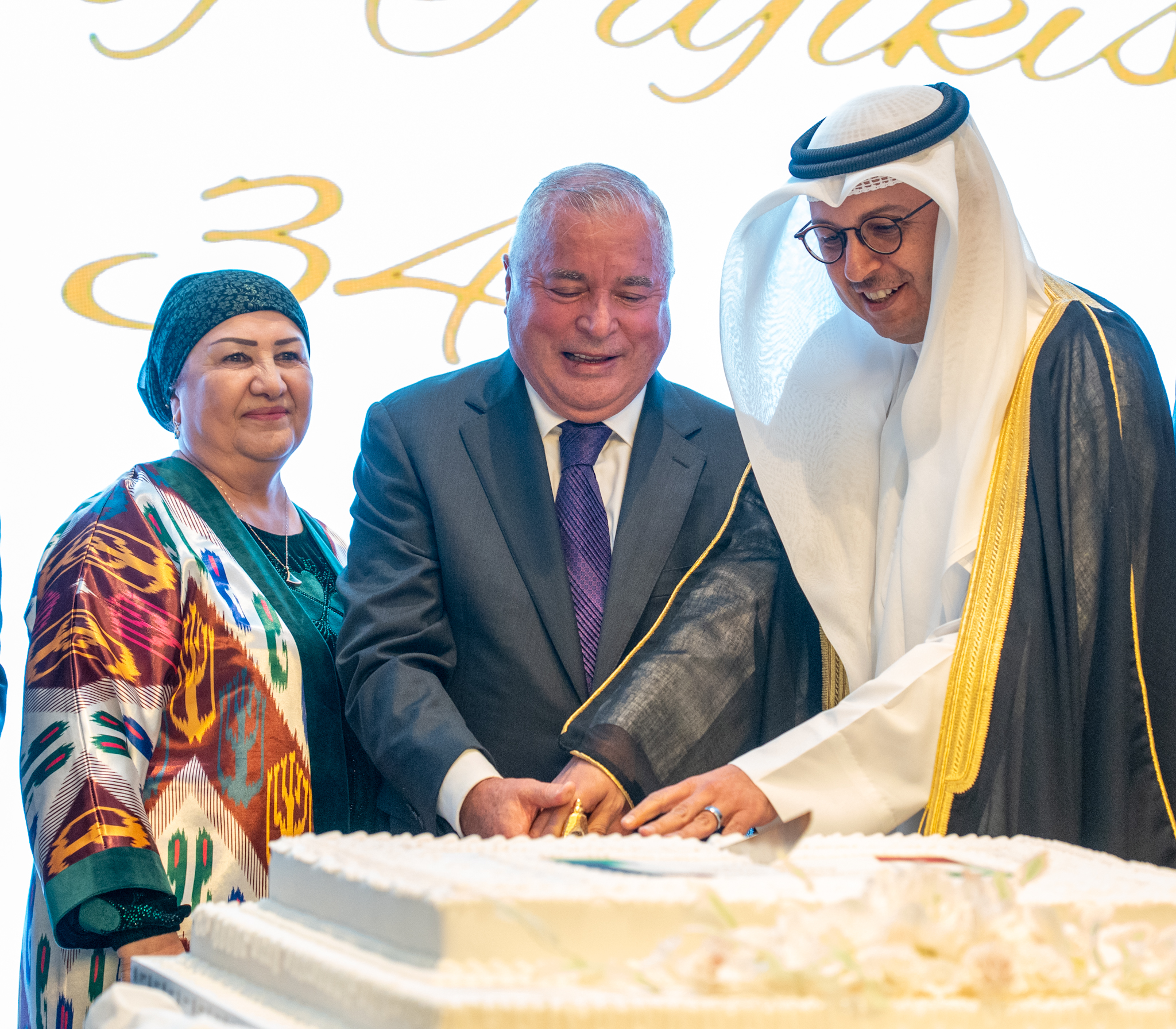 وزير (الكهرباء) ووزير (المالية) بالوكالة مع سفير جمهورية طاجيكستان