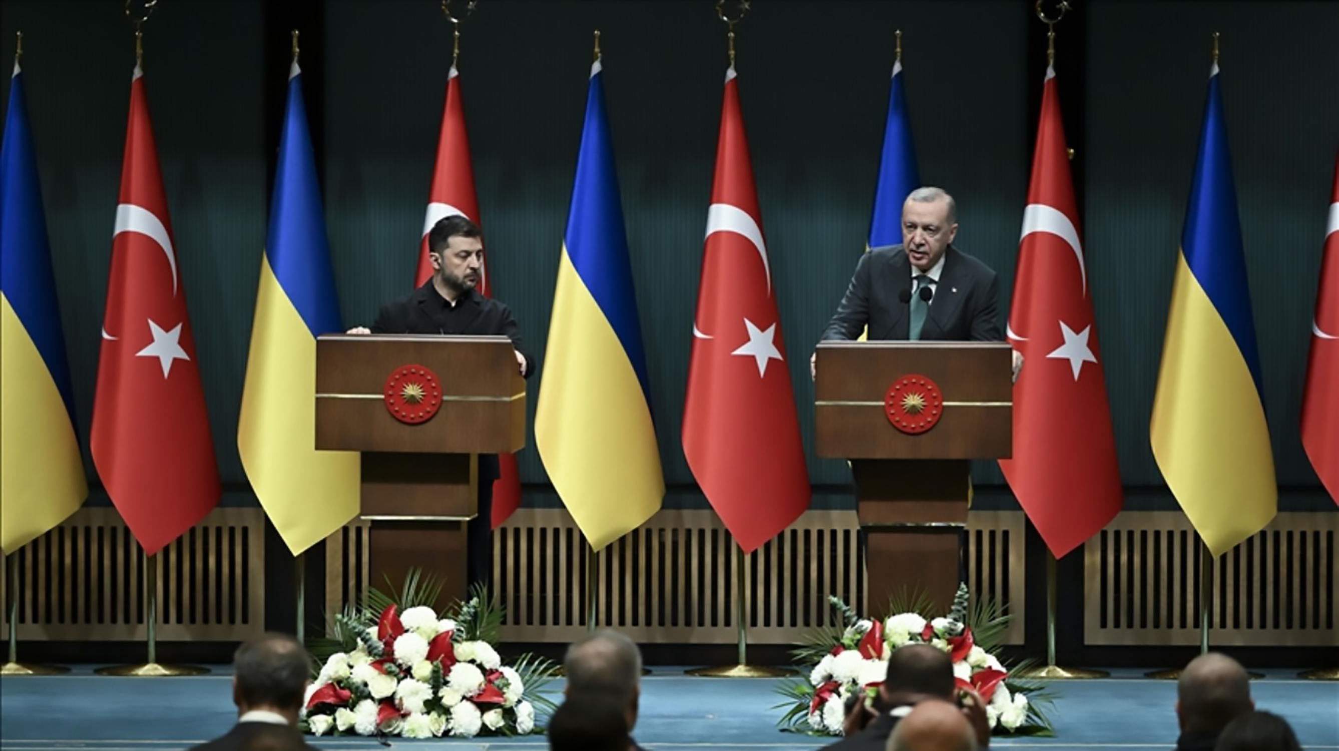 الرئيس التركي رجب طيب أردوغان مع نظيره الأوكراني فولوديمير زيلينسكي