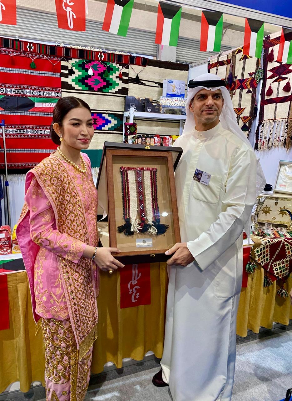 حرم نائب رئيس الجمهورية الإندونيسية  مع سفير دولة الكويت لدى جمهورية إندونيسيا في السوق  الخيري السنوي السادس والخمسين لنادي النساء الدولي الذي أقيم في العاصمة جاكرتا