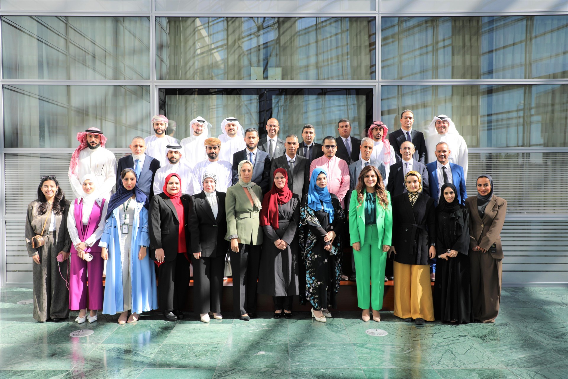 صورة جماعية للمشاركين في اللقاء التدريبي (مهارات كشف الاحتيال في مجال المناقصات)