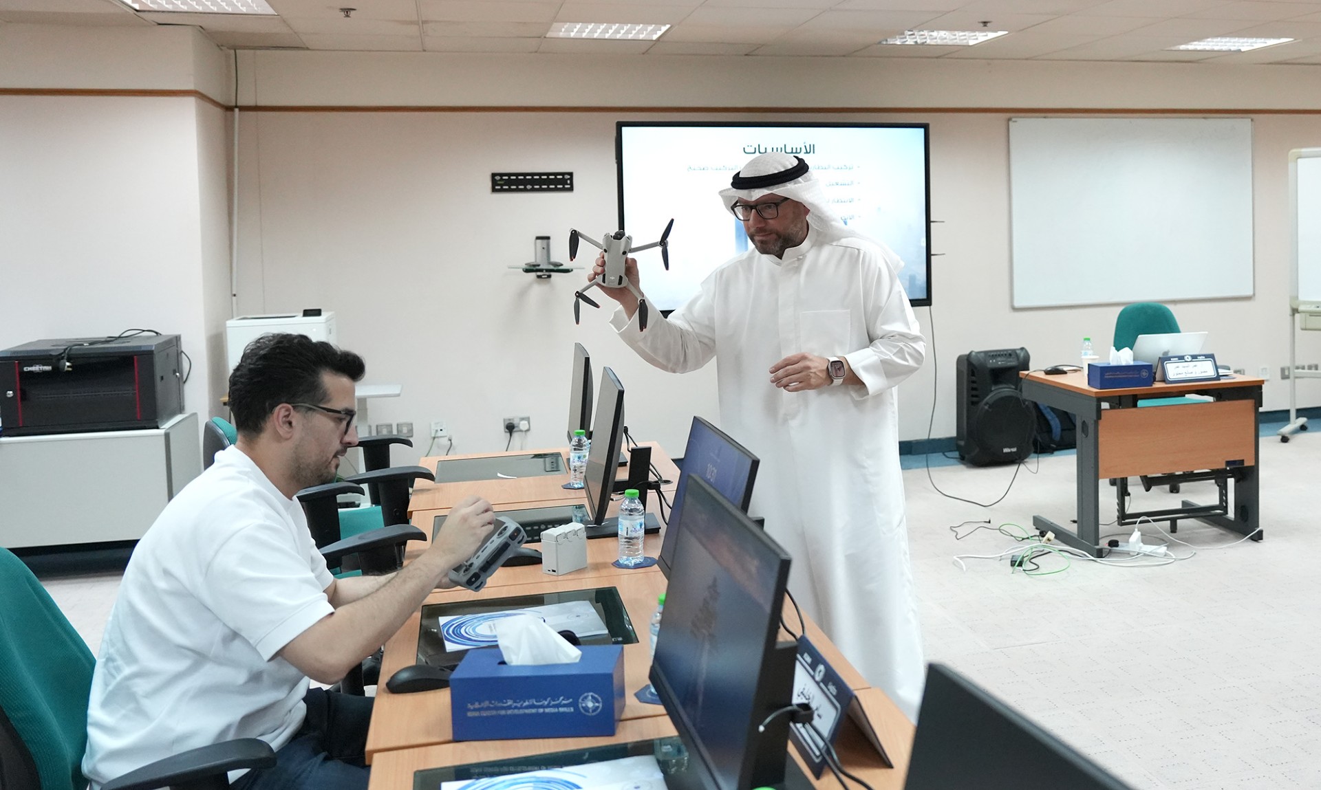 Le formateur expliquant comment préparer un drone avant le tournage.