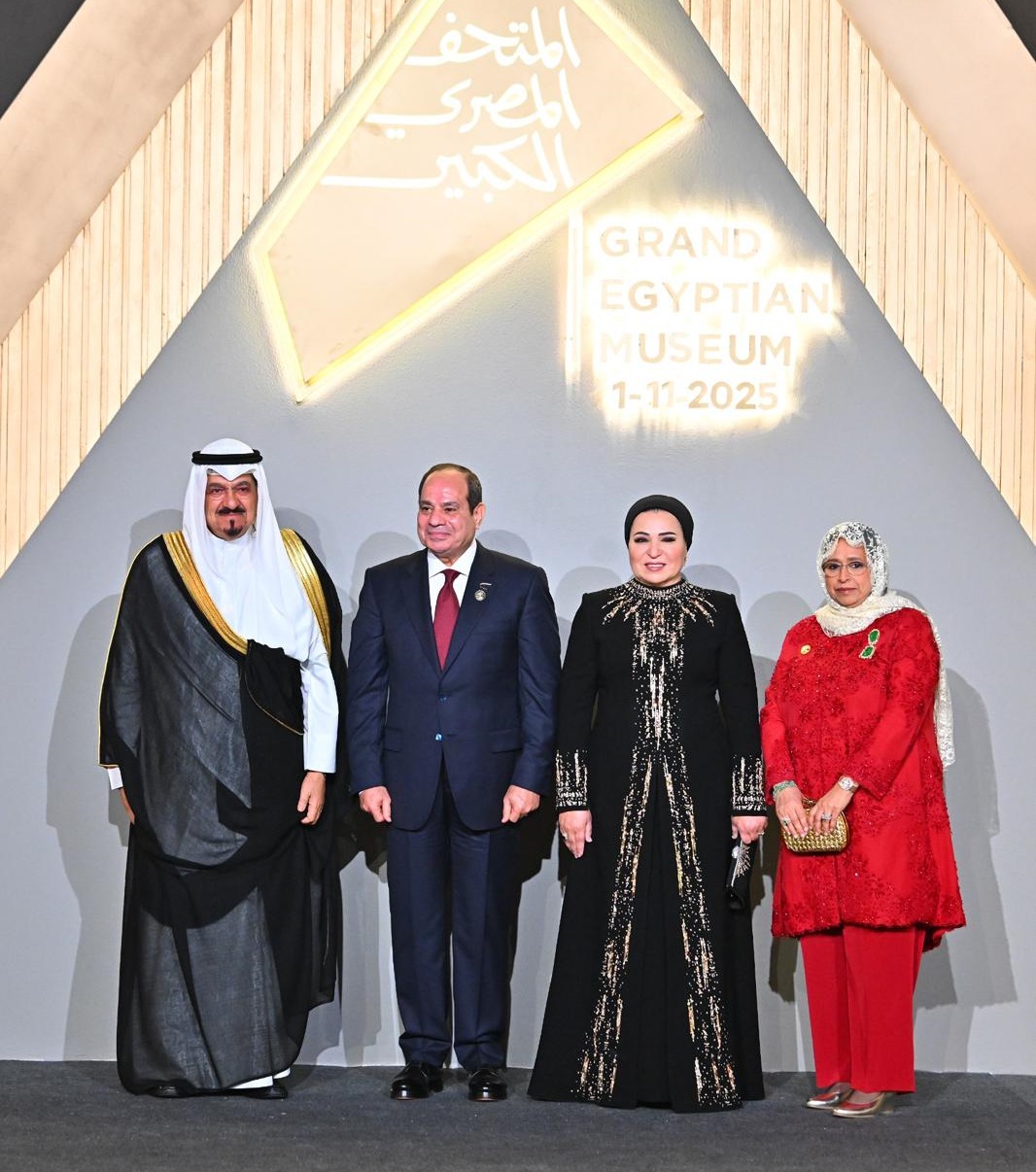 ممثل سمو أمير البلاد مع الرئيس المصري خلال حفل افتتاح المتحف المصري الكبير