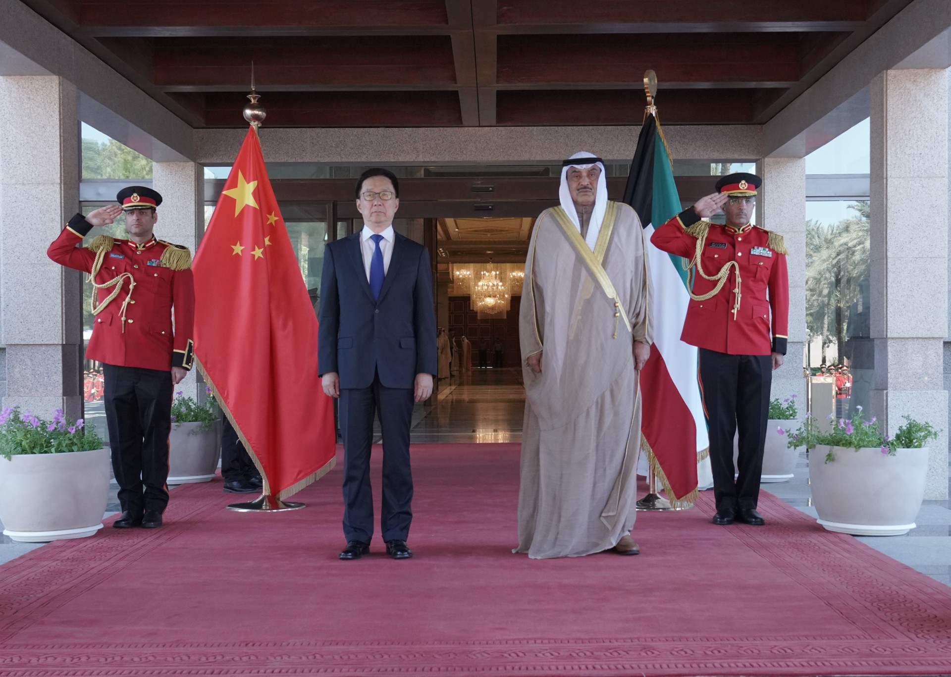 سمو ولي العهد يستقبل نائب رئيس جمهورية الصين هان تشنغ