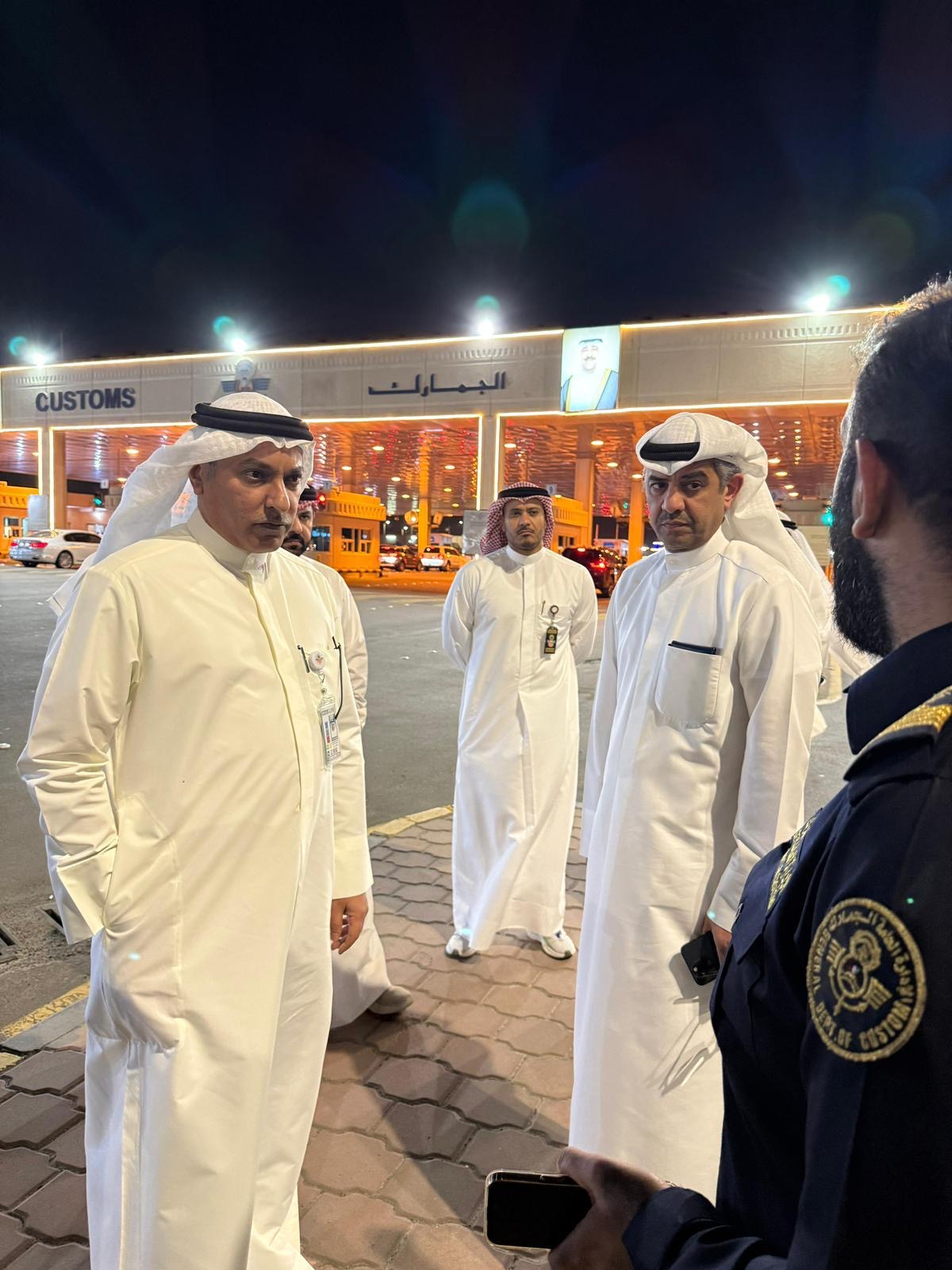 مدير عام الجمارك ونائب المدير العام لشؤون البحث والتحري والمنافذ الجمركية خلال زيارتهم منفذ النويصيب