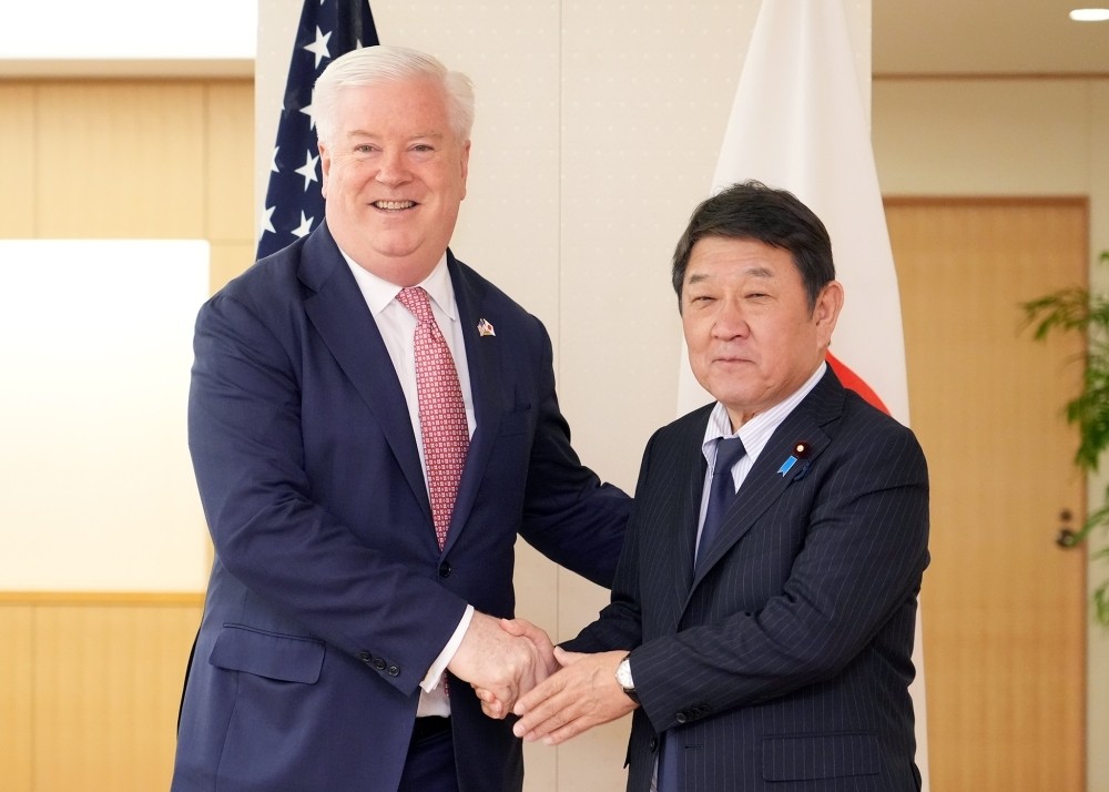 Foreign Minister Toshimitsu Motegi and US Ambassador to Japan George Glass