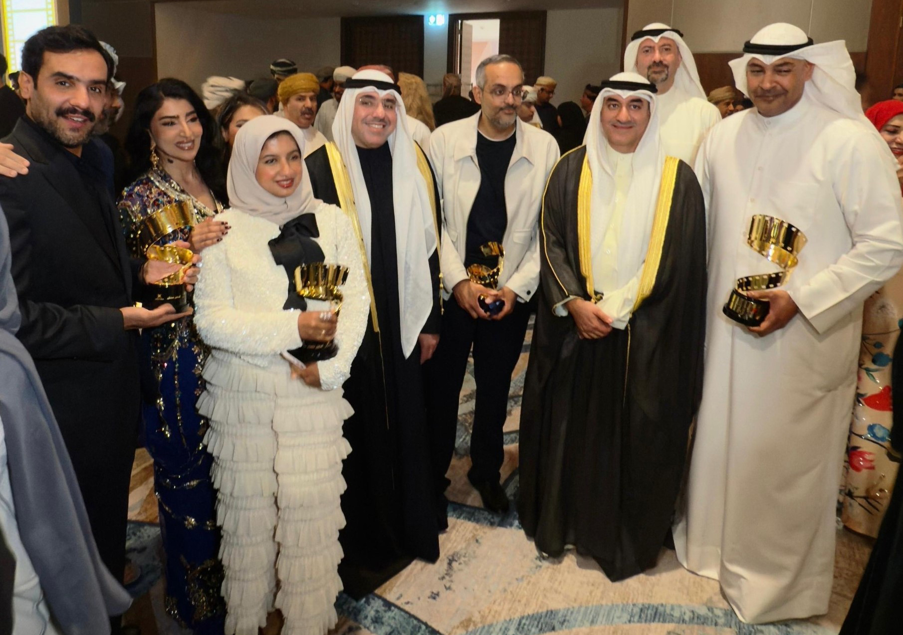 لقطة جماعية للفائزين مع أمين عام المجلس المساعد لقطاع الفنون