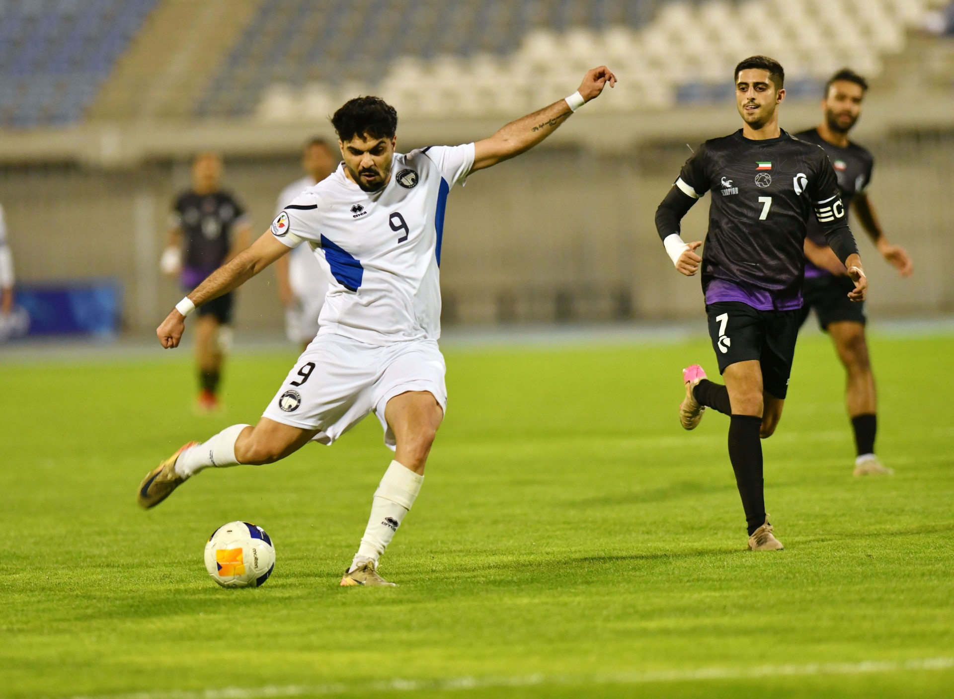 لاعب الشامية يحاول التسديد على مرمى سبورتي