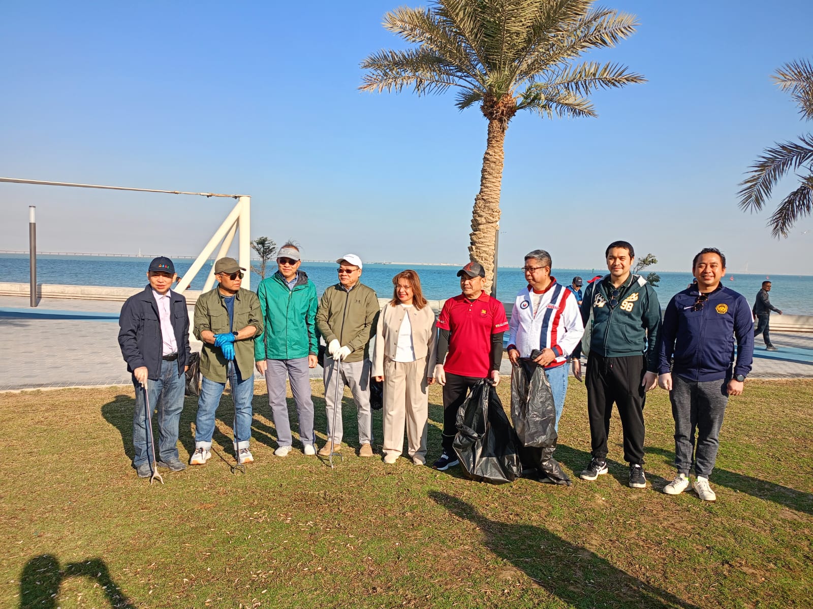 La directrice du programme ONU-Habitat avec des ambassadeurs des pays de l'ASEAN