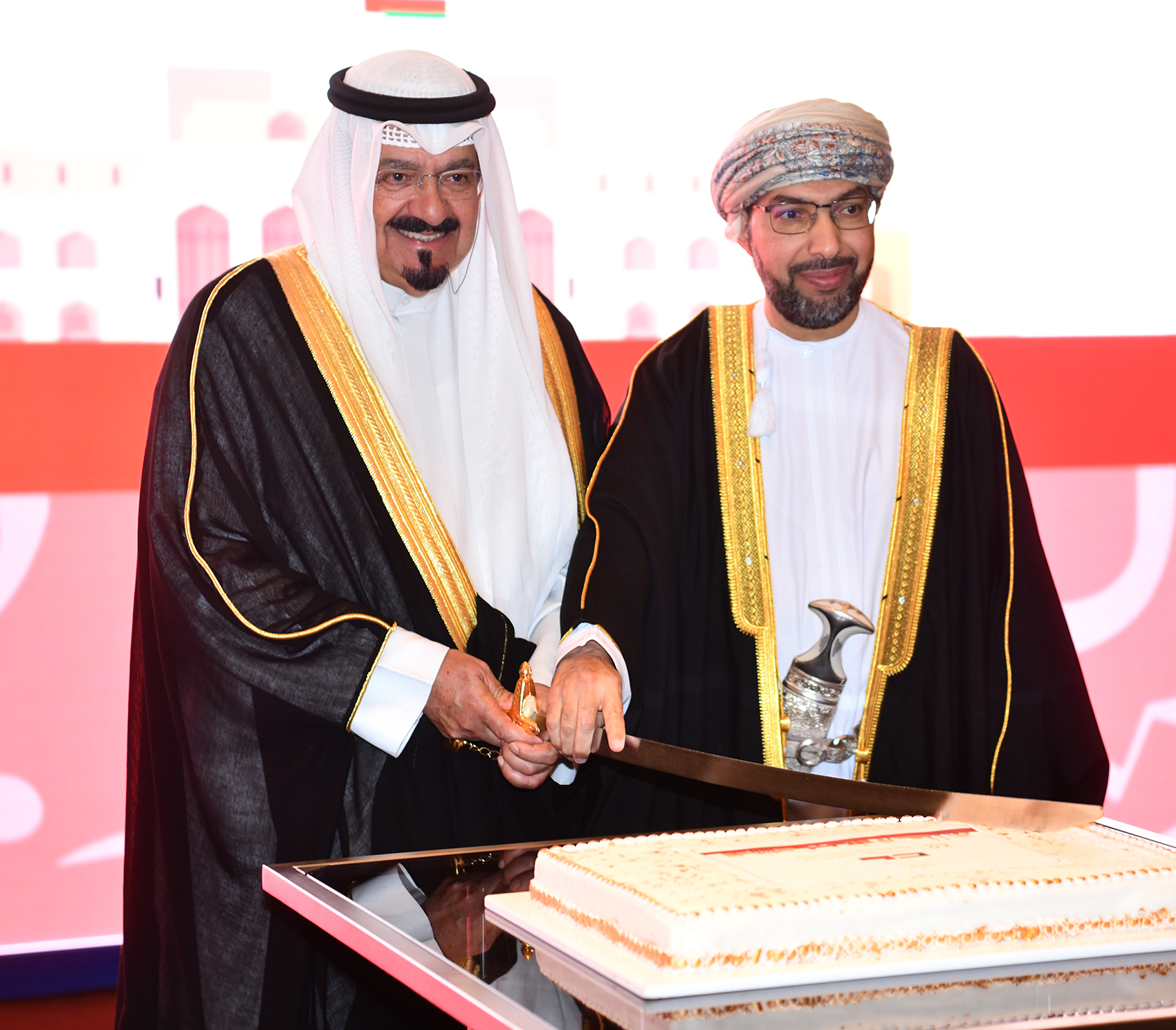 سمو الشيخ أحمد عبدالله الأحمد الصباح رئيس مجلس الوزراء وسفير سلطنة عمان لدى دولة الكويت الدكتور صالح الخروصي