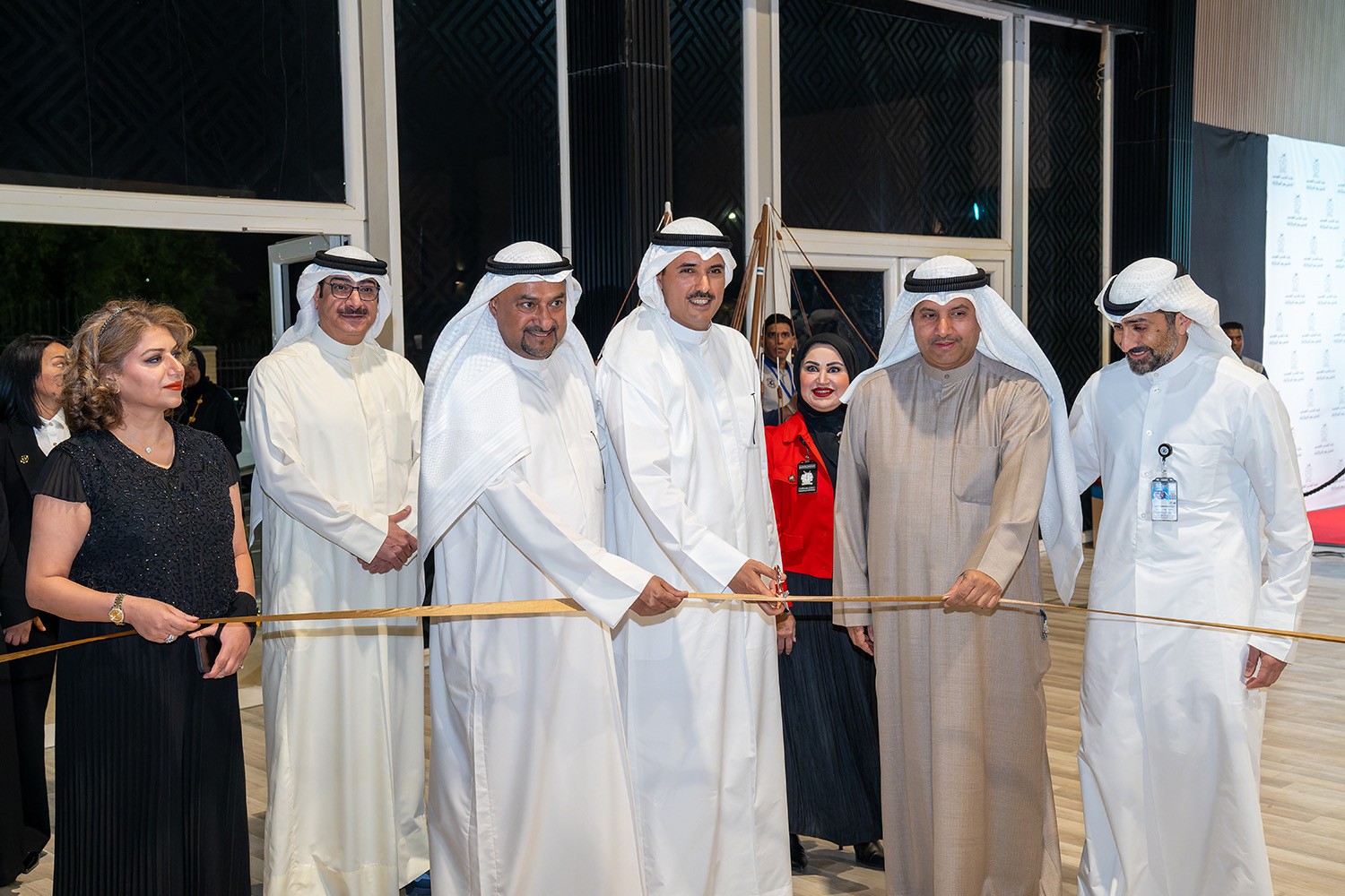 محافظ الاحمدي مفتتحا معرض الكويت للإبداع الفني