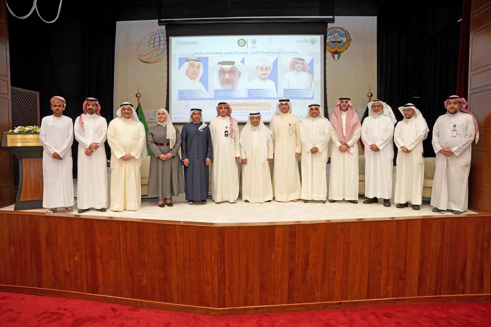 Minister of Oil Tariq Al-Roumi mediates between the participants