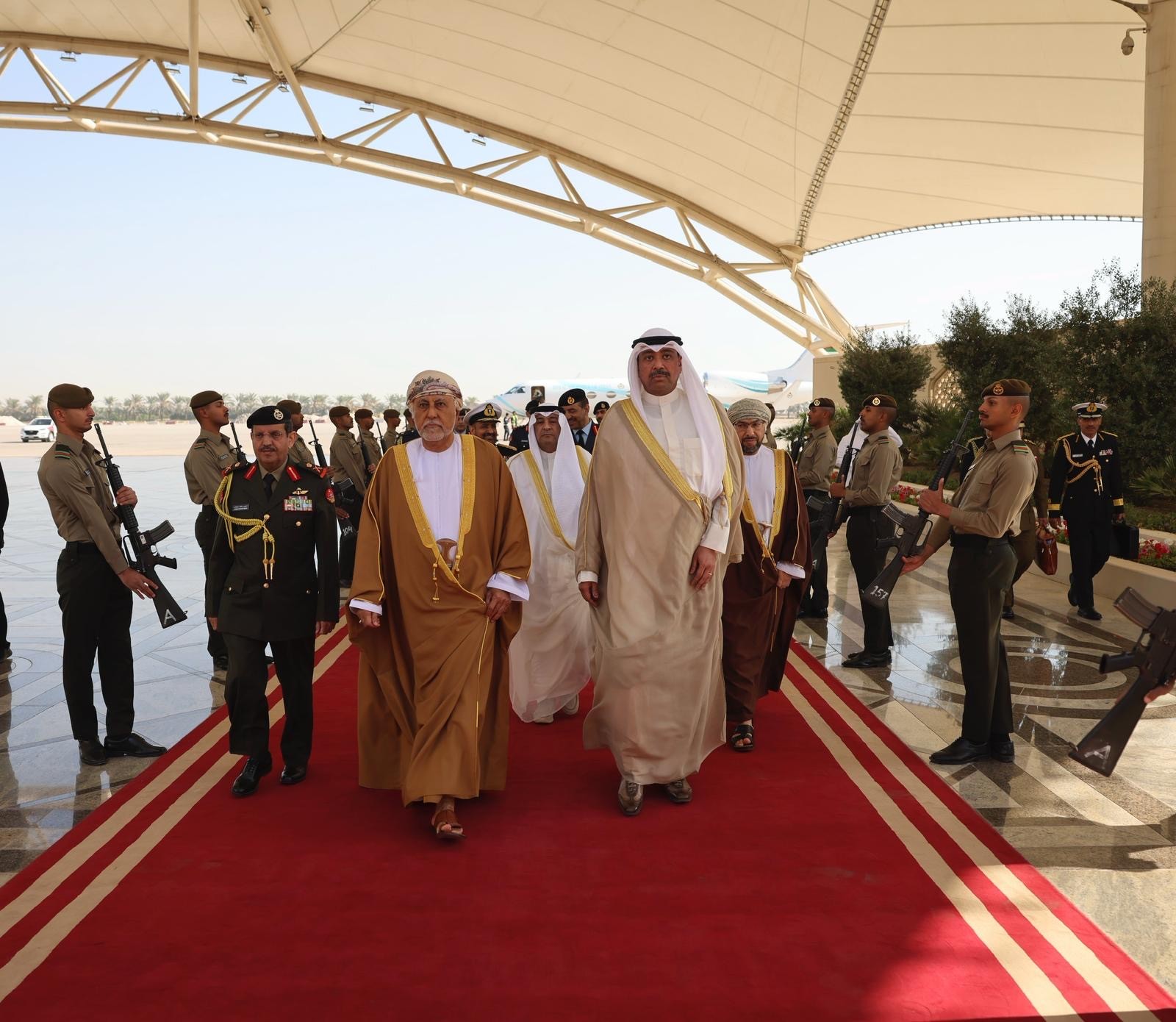 وزير الدفاع يستقبل نائب رئيس الوزراء لشؤون الدفاع العماني للمشاركة باجتماع مجلس الدفاع الخليجي المشترك