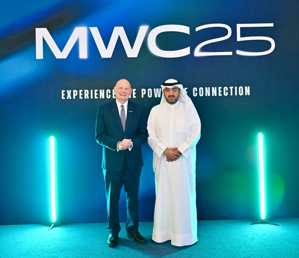 رئيس جمعية الذكاء الاصطناعي للأشياء الشيخ محمد الصباح مع الرئيس التنفيذي للجمعية الدولية لشبكات الهاتف المحمول (GSMA) جون هوفمان
