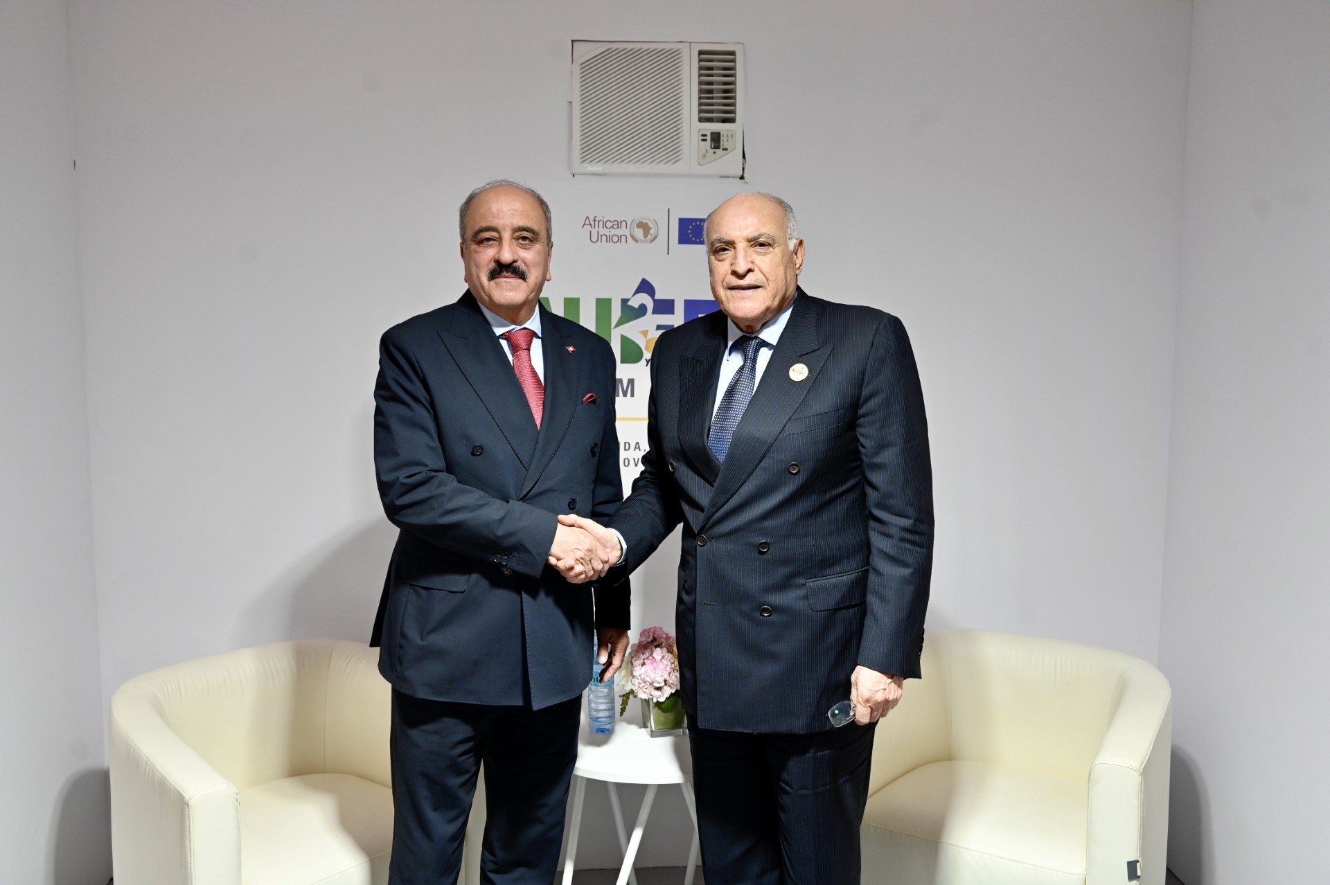 وزير الخارجية الجزائري أحمد عطاف مع نظيره التونسي محمد النفطي