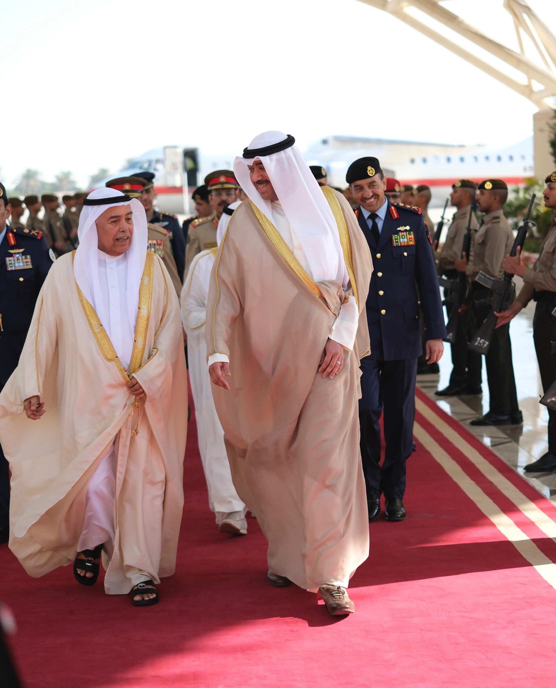 وزير الدفاع الشيخ عبدالله علي عبدالله السالم الصباح يستقبل وزير شؤون الدفاع في مملكة البحرين