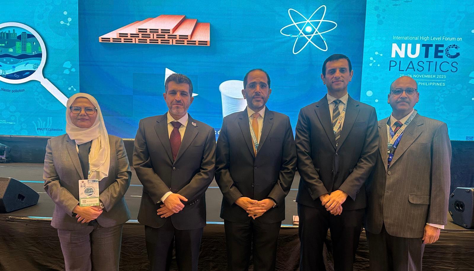 السفير مشاري النيباري والسكرتير الثاني أحمد الظفيري مع الدكتور الحميدان ووفد معهد الكويت للأبحاث العلمية المشارك في منتدى مانيلا