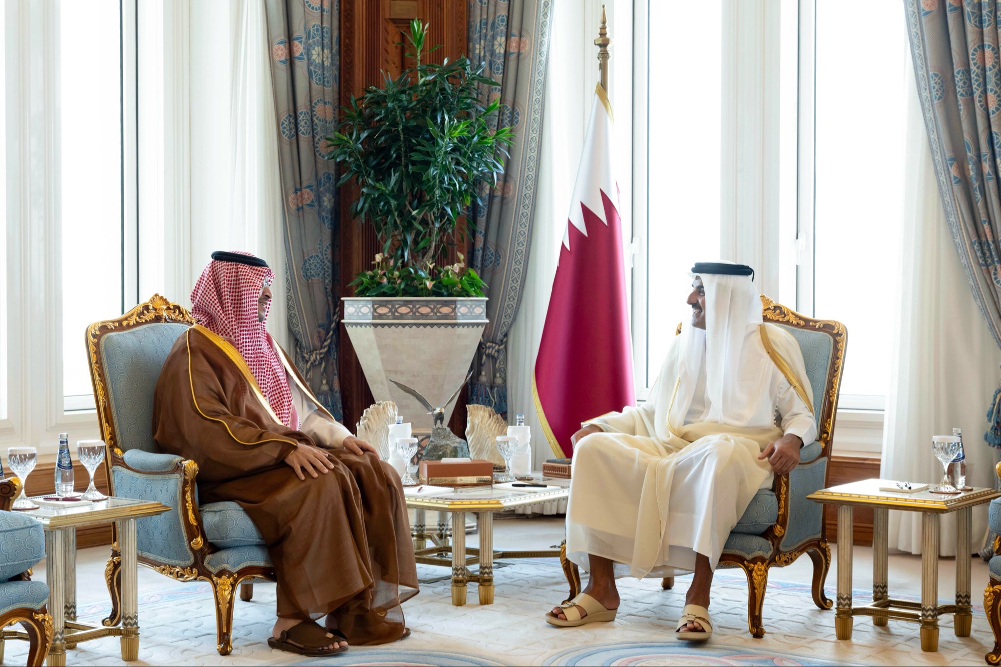 أمير قطر الشيخ تميم بن حمد مع وزير الدولة عضو مجلس الوزراء السعودي الأمير تركي بن محمد