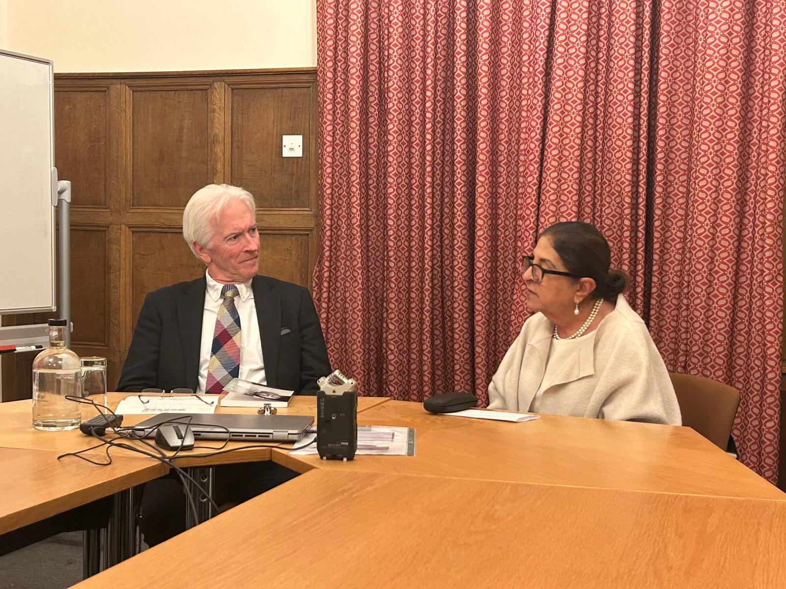 السفيرة السابقة نبيلة الملا ومدير مركز الشرق الأوسط في كلية (سانت أنتوني) بجامعة أوكسفورد البروفيسور يوجين روغان