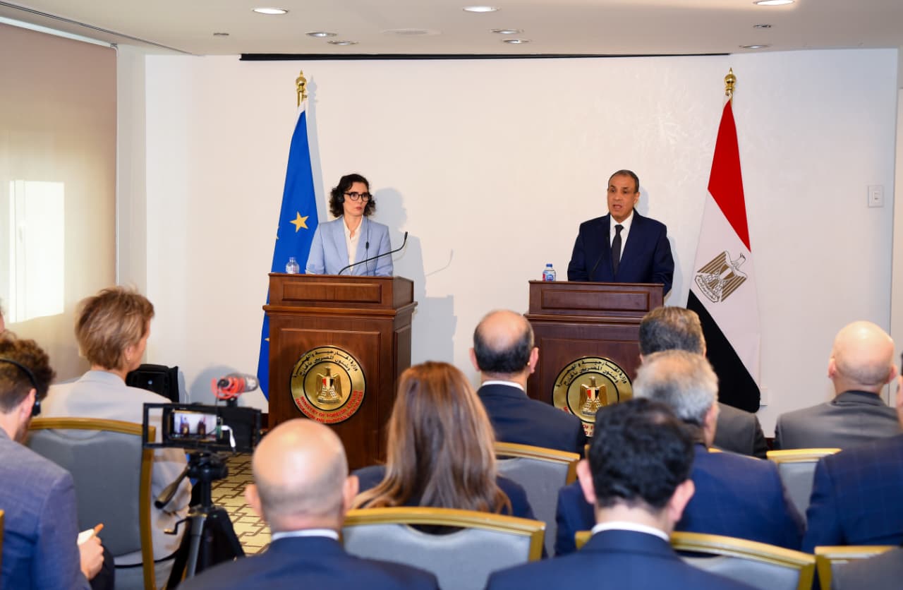 وزير الخارجية المصري بدر عبدالعاطي خلال مؤتمر صحفي مشترك مع المفوضة الأوروبية للمساواة والاستعداد وإدارة الأزمات حاجة لحبيب