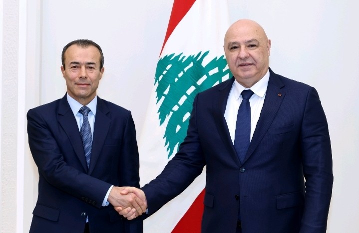 الرئيس اللبناني جوزاف عون خلال استقباله الأمين العام المساعد للشرق الأوسط وآسيا والمحيط الهادىء في الأمم المتحدة خالد خياري