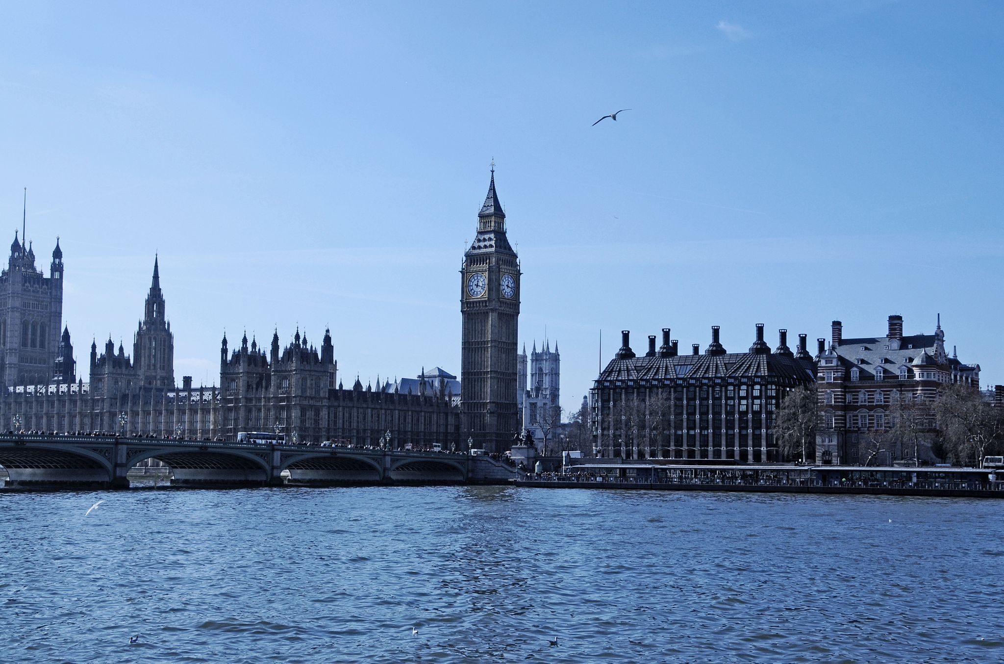 Migration to Britain drops by 60 percent