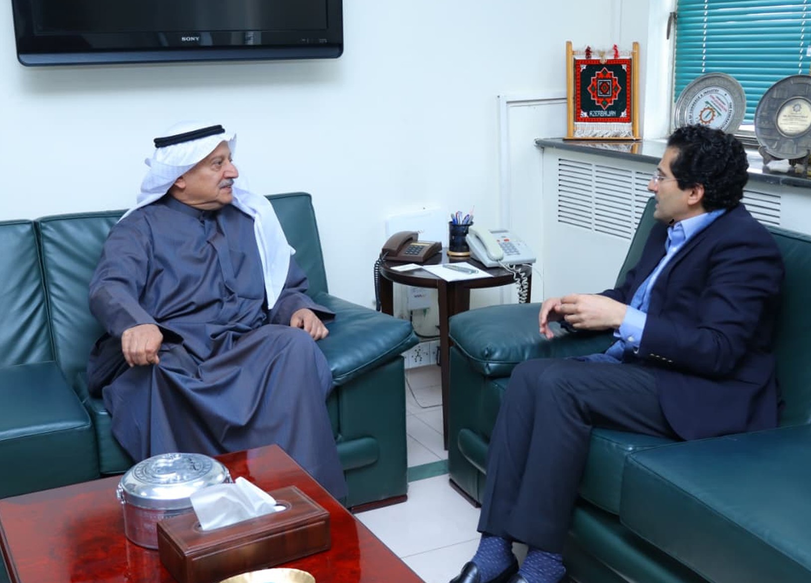 سفير دولة الكويت لدى باكستان نصار المطيري مع وزير البترول الباكستاني علي مالك