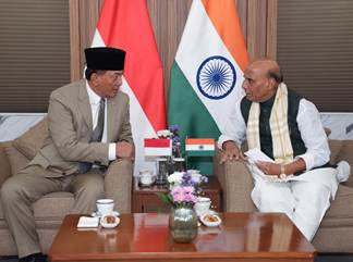 Indian Minister of Defense Rajnath Singh and his Indonesian counterpart Sjafrie Sjamsoeddin