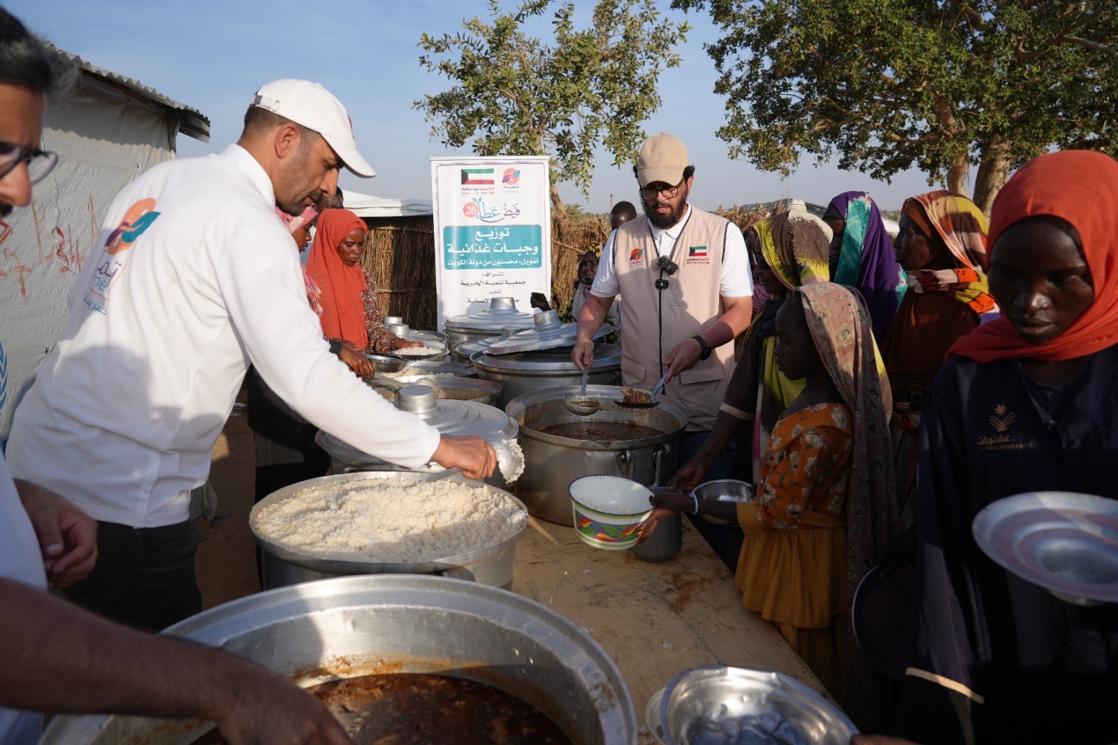 تقديم الوجبات الساخنة للأهالي السودانية النازحة
