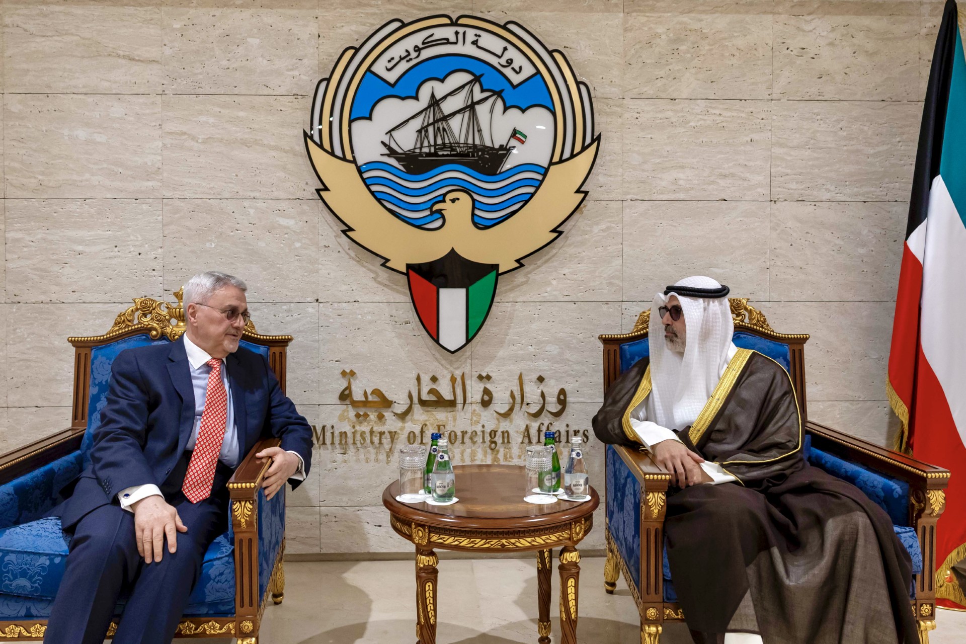 نائب وزير الخارجية السفير الشيخ جراح جابر الأحمد الصباح ووكيل وزارة الخارجية العراقية للشؤون الثنائية السفير محمد بحر العلوم