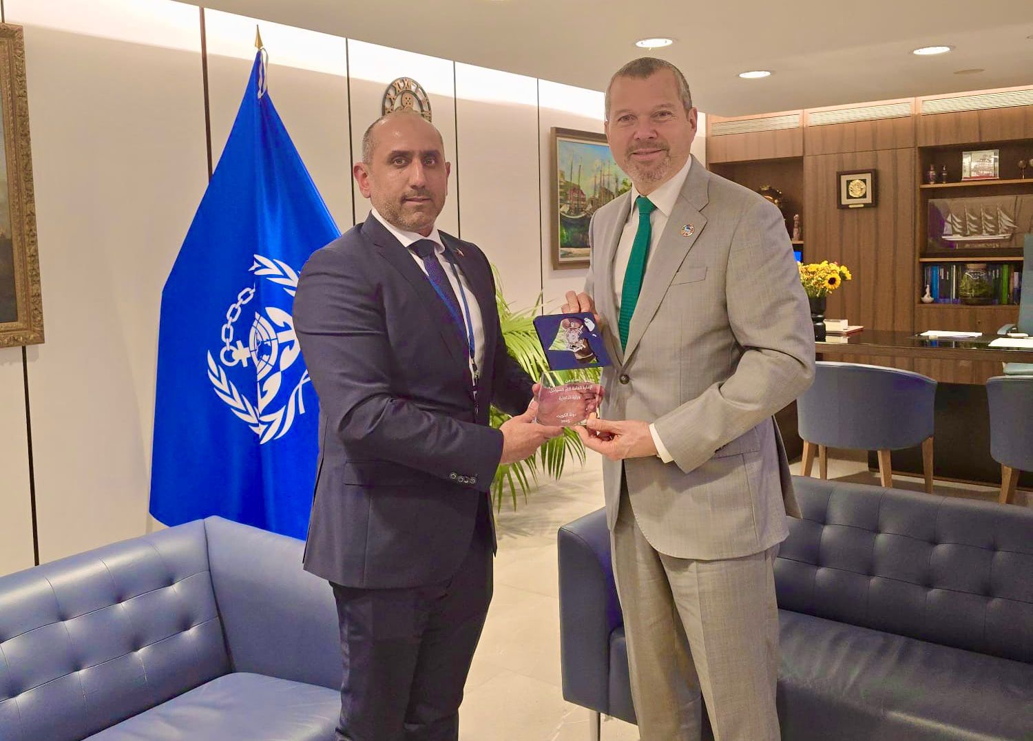 الأمين العام للمنظمة البحرية الدولية أرسينيو دومينغيز ومدير عام الإدارة العامة لخفر السواحل العميد الركن بحري الشيخ مبارك الصباح