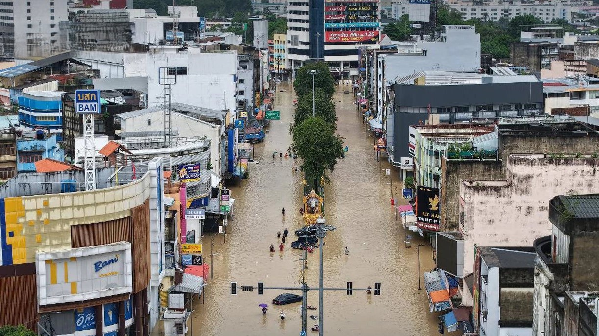 أحد شوارع مدينة هات يايالرئيسية جنوبي تايلاند حيث تعمل فرق الطوارئ