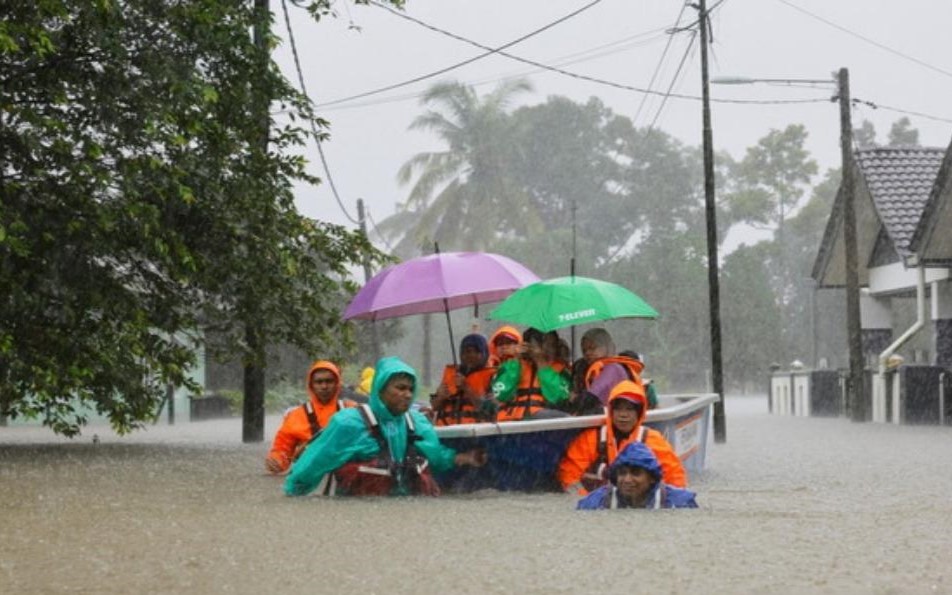 فرق الإنقاذ تجلي عددا من الأسر المتضررة من الفيضانات التي اجتاحت الأحياء السكنية