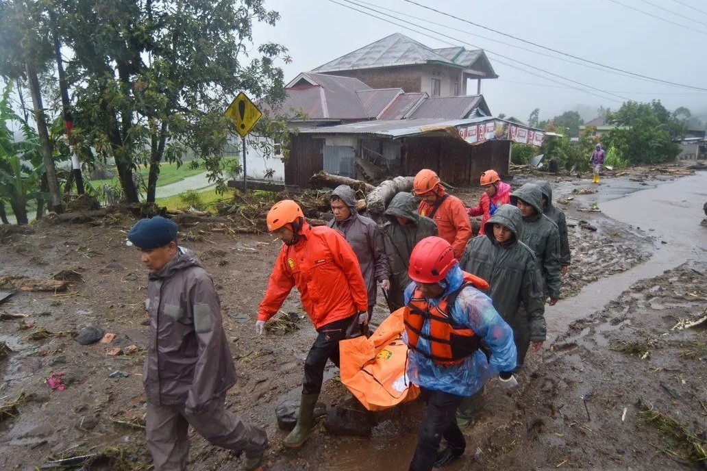 فرق الإنقاذ الإندونيسية وسط الدمار الذي خلفته الفيضانات والانهيارات الأرضية في (سومطرة) الغربية