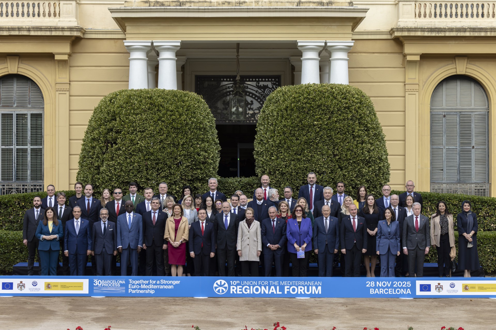 صورة جماعية للمشاركين في أعمال المنتدى الإقليمي ال10 (الاتحاد من أجل المتوسط) ببرشلونة