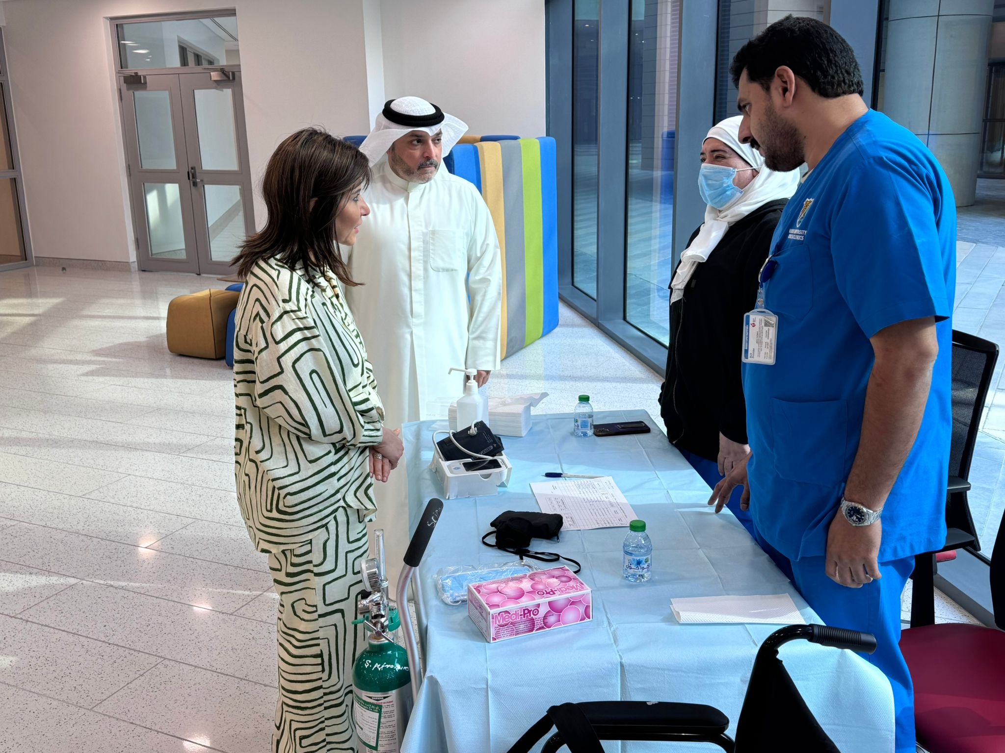 مدير جامعة الكويت تستمع إلى شرح اللجنة الطبية خلال اختبارات القدرات الاكاديمية