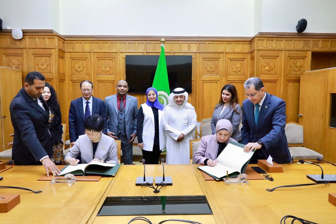 المشرف على قطاع الشؤون الاجتماعية الوزير مفوض إيناس الفرجاني ورئيس جامعة بكين للاتصالات زو مي خلال توقيع الاتفاقية