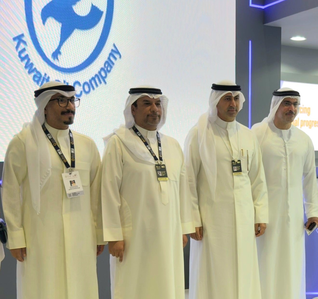 الشيخ نمر الصباح خلال زيارته جناح الكويت في (أديبك 2025) بحضور وزير الطاقة البحريني ووكيل وزارة الطاقة الإماراتي