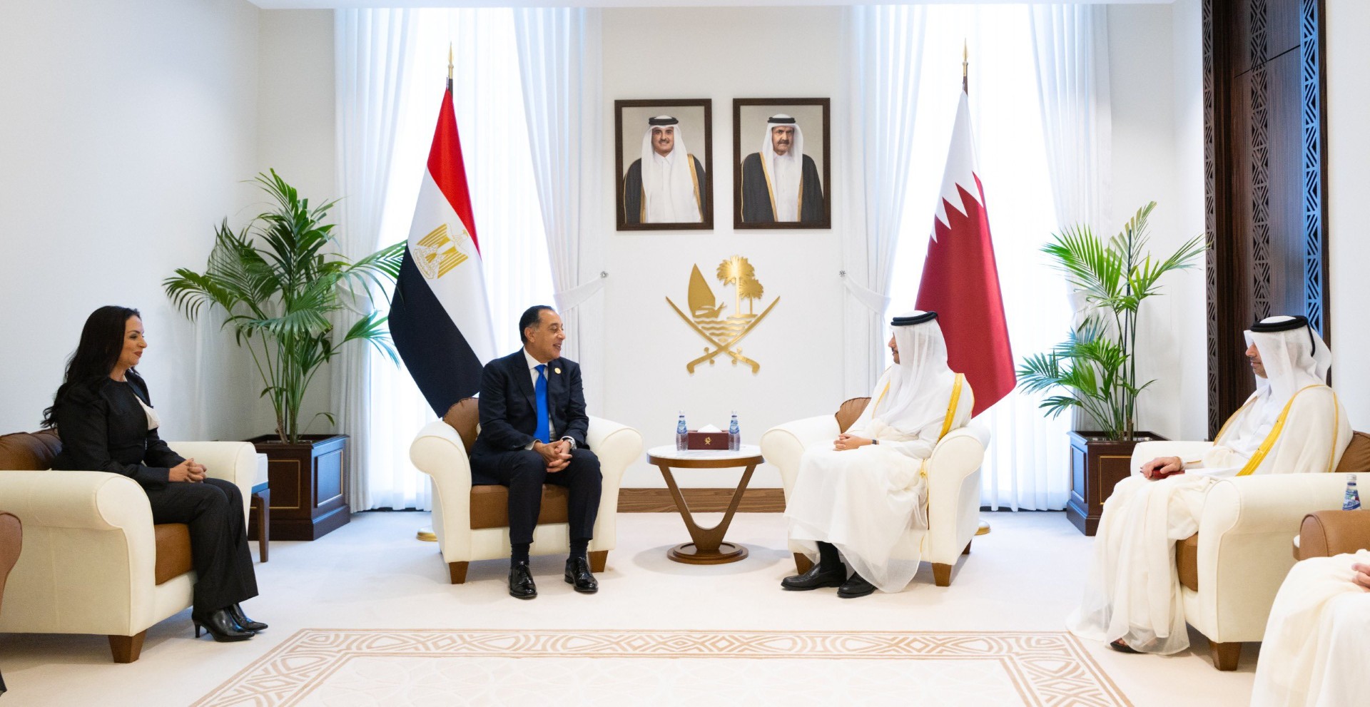 رئيس مجلس الوزراء وزير الخارجية القطري مع رئيس مجلس الوزراء المصري
