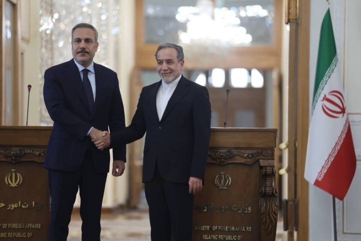 وزير الخارجية الإيراني عباس عراقجي مع نظيره التركي هاكان فيدان